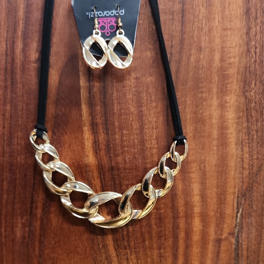 Necklace and Earring Set Gold tone
